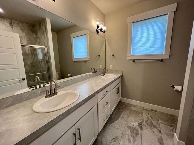 Building Photo - 3 Bed 2 Bath Beautiful Westend Home!
