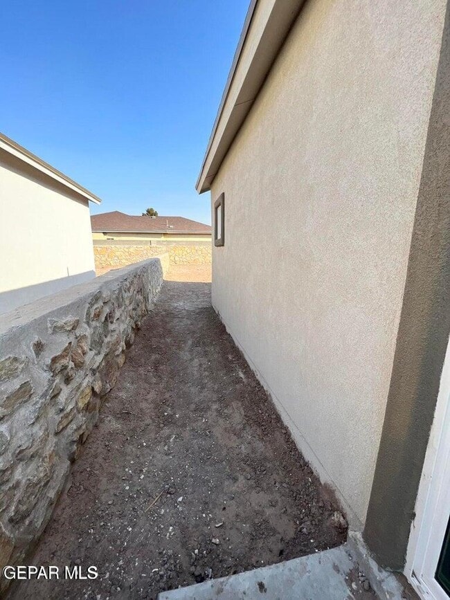 Building Photo - 461 Villa Ysleta