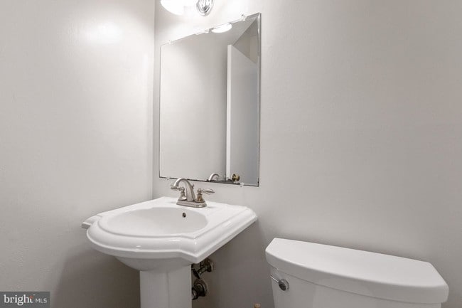 Building Photo - 8032 Lakecrest Dr