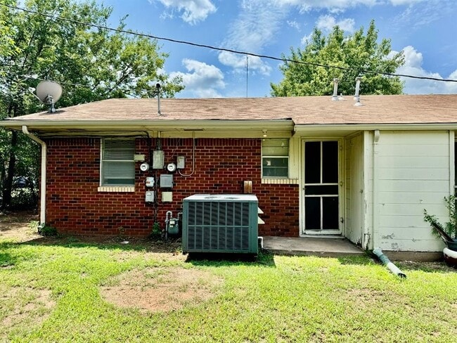 Building Photo - 528 N Baumann Ave