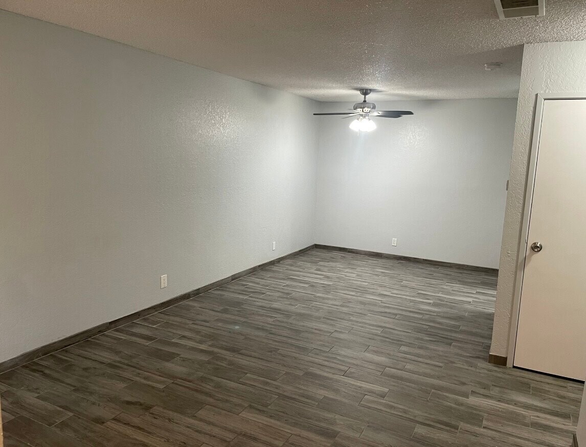 Building Photo - 2825 N Los Felices Rd