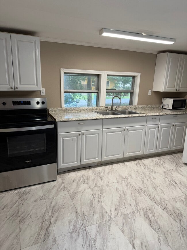 Building Photo - 10 Lakeview Dr