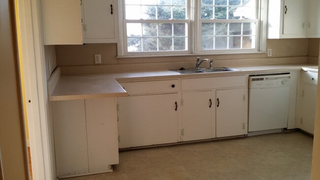 Building Photo - Come make this home yours