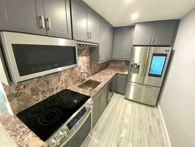 Kitchen - 333 SE Martin Ave