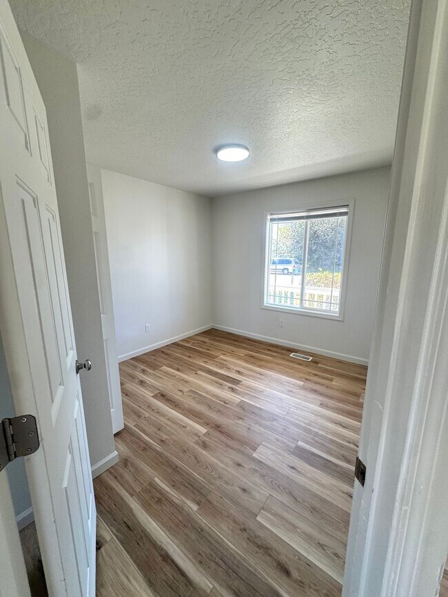 Building Photo - Spacious 5-Bedroom Home in Prime Nampa Location