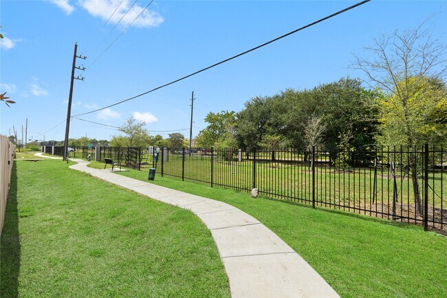 Building Photo - 3015 Dovedale St