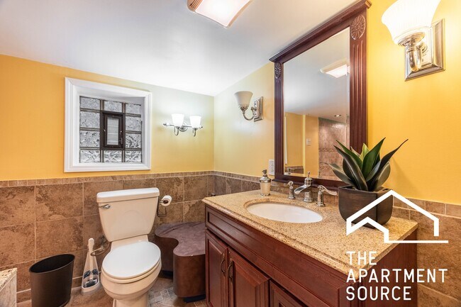 Building Photo - 2305 N Melvina Ave