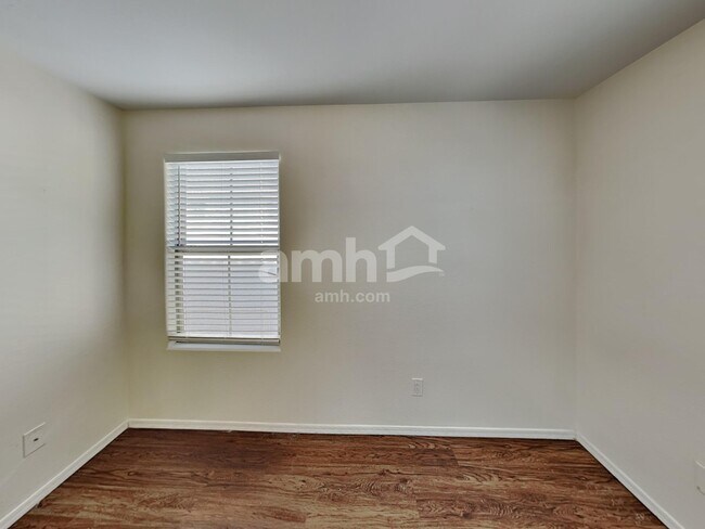 Building Photo - 3282 E Oakland St