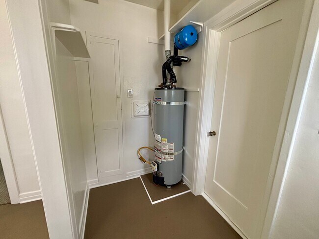 Building Photo - 2809-2821.5-28215 Rowena Ave