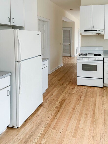 Building Photo - 2318 N Southport Ave