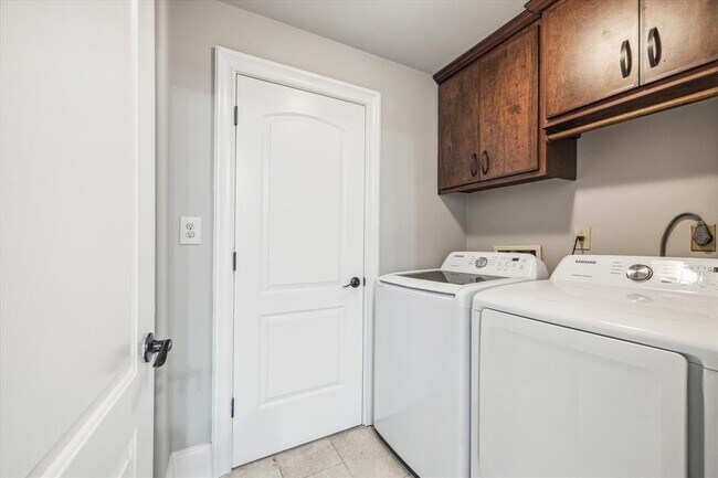 Building Photo - 49 Briar Hollow Ln