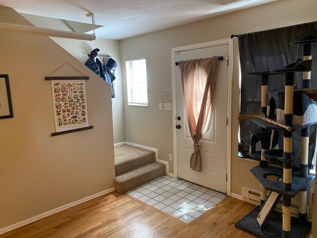 Building Photo - 2 Bed Plus Office 1.5 Bath Two Floor Condo In Ideal Central Boulder Location!