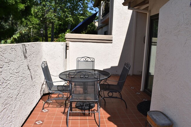 Building Photo - Flooring throughout 3 bd 2.5 ba Condo (San Diego, 92122)