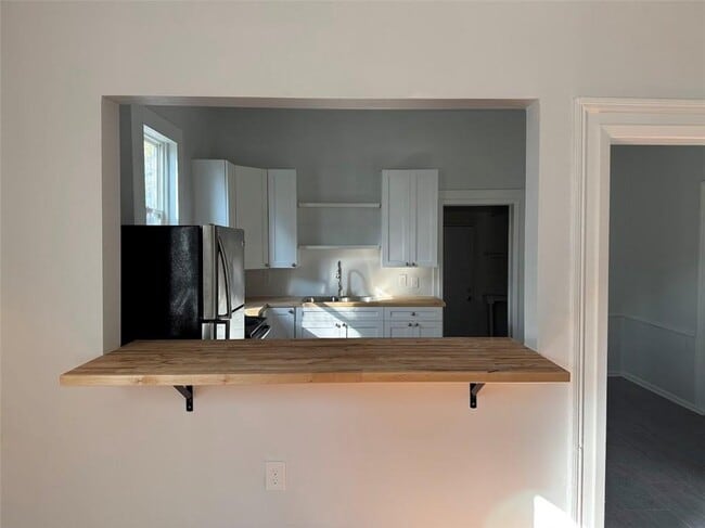 Building Photo - 194 N Clarendon Ave