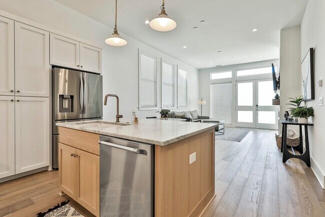 Building Photo - Fully Furnished Trilith Townhome with Larg...