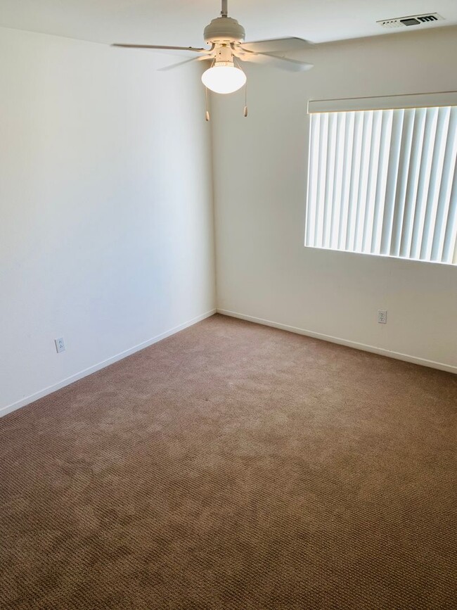 Building Photo - Large 4 bedroom home for lease in the hear...