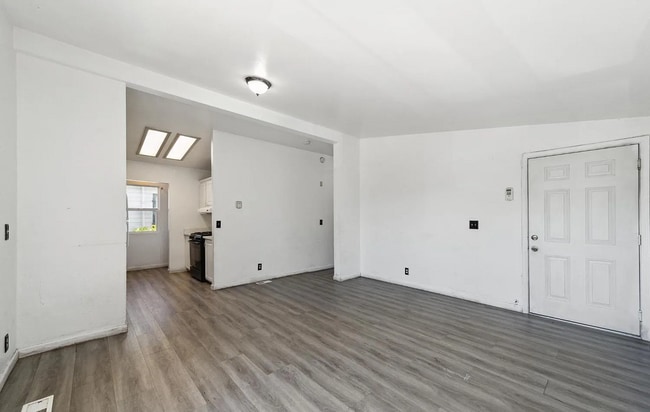 Building Photo - Utilities Paid: 3 Bed Laurel District Apar...