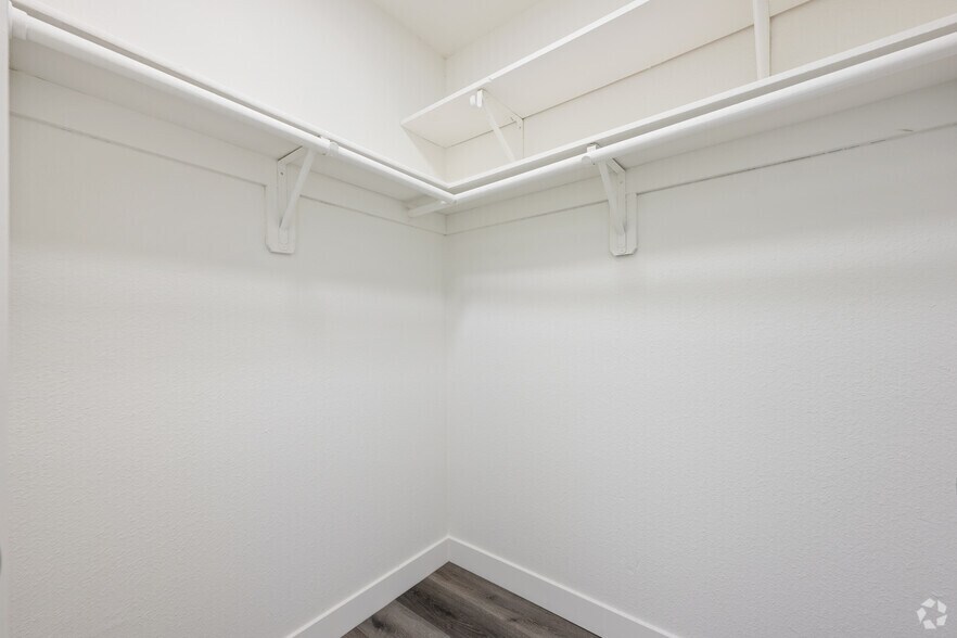 1BR, 1BA - 700SF - Walk In Closet - Campus Crossing Apartments