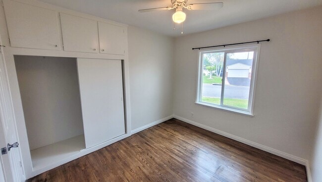 Building Photo - 3 Bed 2 Bath House Available Now!