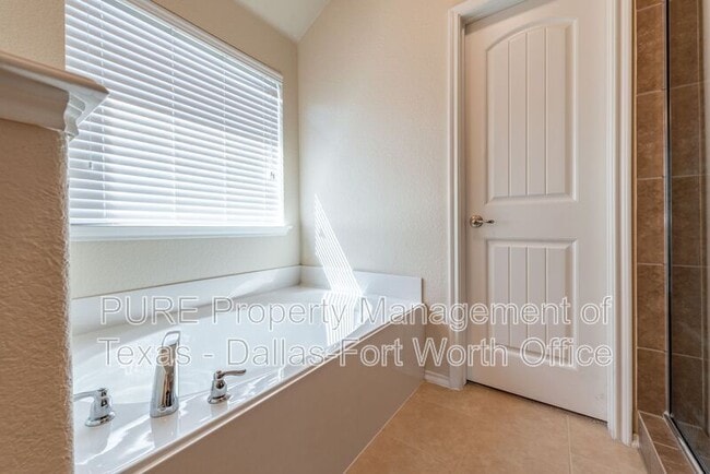 Building Photo - 1012 Lake Hollow Dr