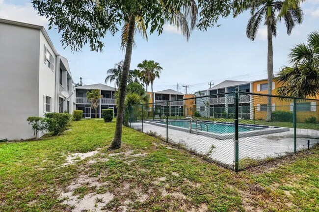 Building Photo - 1501 Crescent Cir