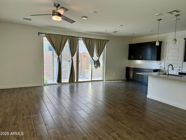 Building Photo - 938 E Danbury Dr