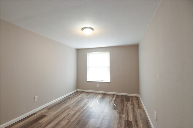 Building Photo - 4770 Kings Dr
