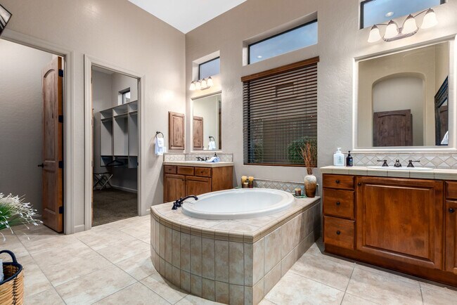 Building Photo - 3644 N Sagewood Cir