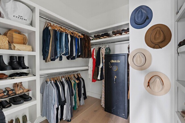 Building Photo - Stylish East Nashville Home with Open Layo...