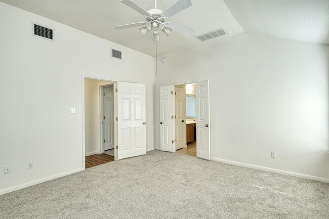 Building Photo - 1020 Downridge Dr