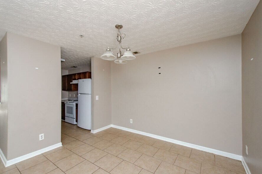Building Photo - 10104 Fairington Ridge Cir