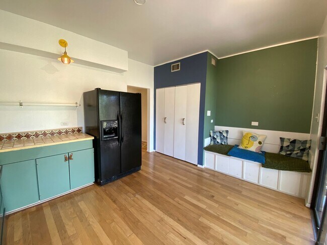 Building Photo - Alamo Heights Gem ~  2 / 2.5 Multi-Level C...
