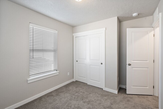 Building Photo - Cute SW Boise Townhome