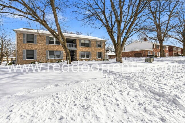 Building Photo - 231 Lark Dr