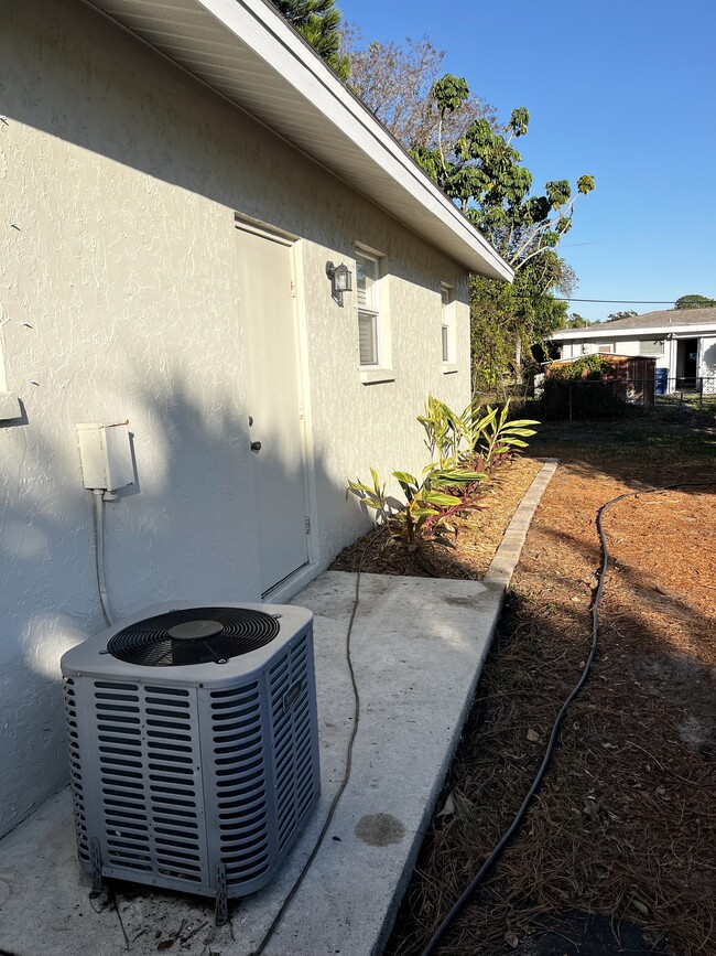 Building Photo - 4427 S Beneva Rd