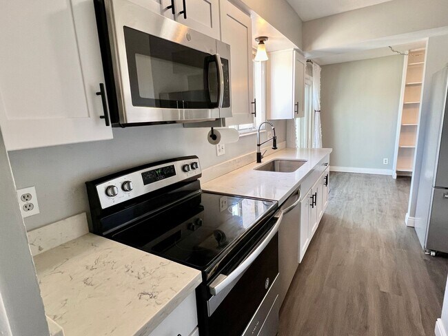 Building Photo - Rare find! Pristine townhome near Trax!