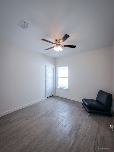 Building Photo - 1404 W Platinum Dr
