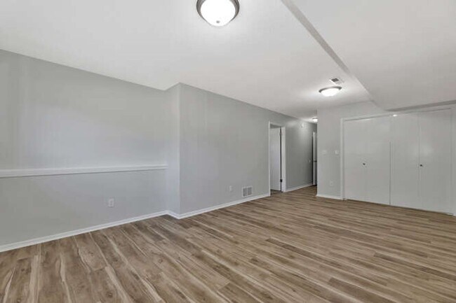 Building Photo - 2025-2027 N. Rosewood Ct.