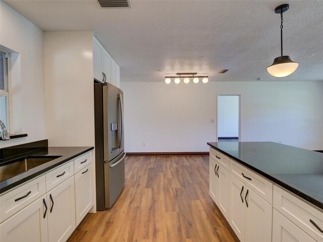 Building Photo - 305 Sunset Dr