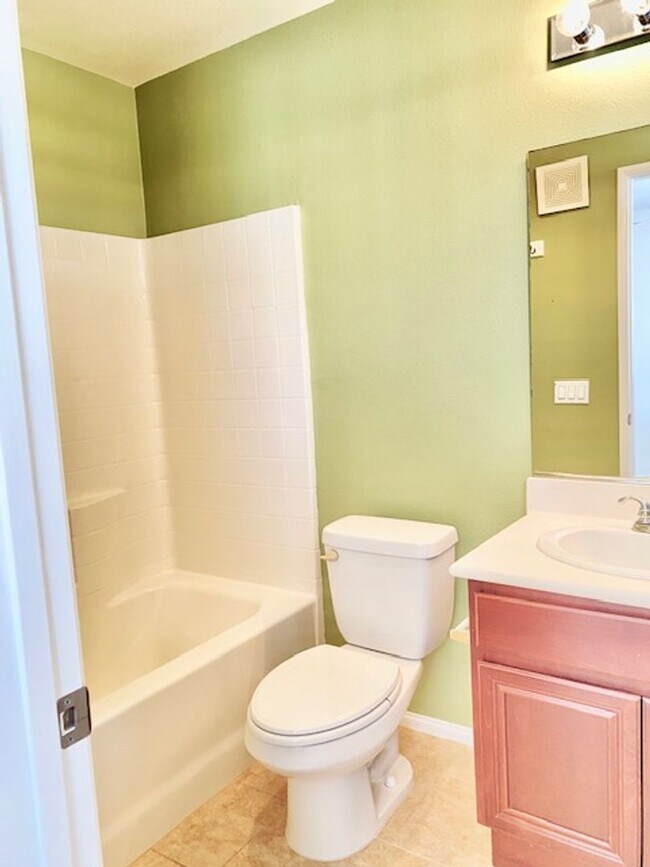 Building Photo - 3 Bedroom Townhome in Serene Santee