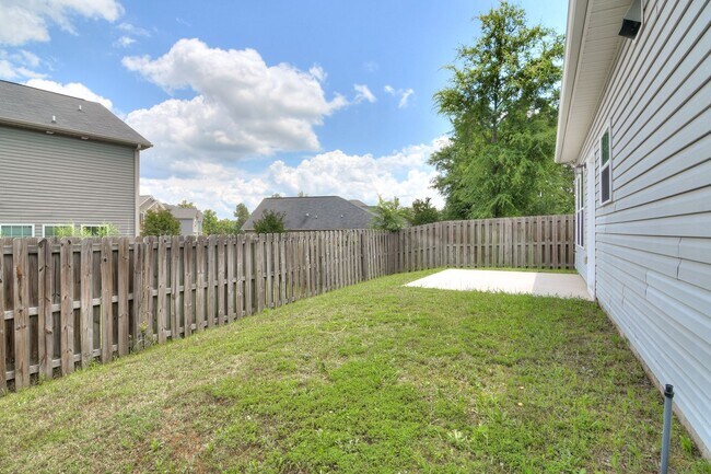 Building Photo - 3 Bedroom 2 Bath in Canterbury Farms
