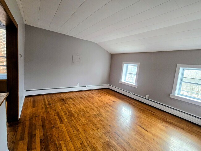 Building Photo - 419 Front St