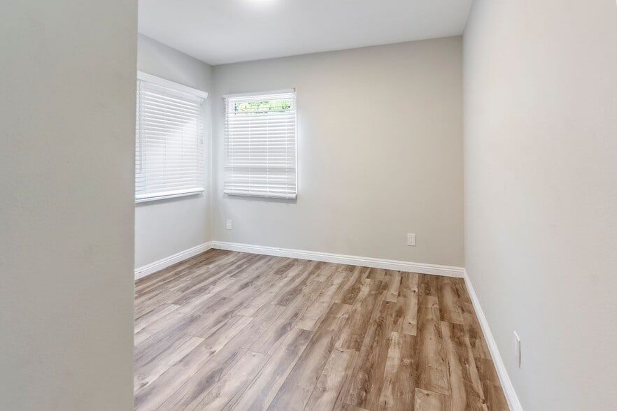 Building Photo - 744 Onarga Ave