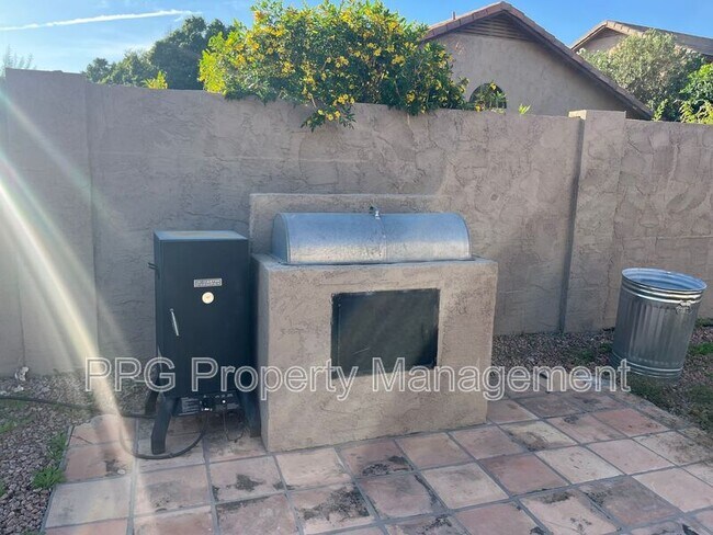 Building Photo - 6455 W Escuda Rd