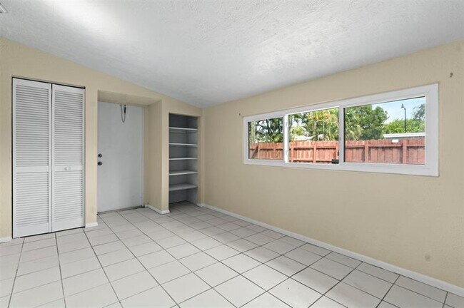 Building Photo - 1415 NE 25th St