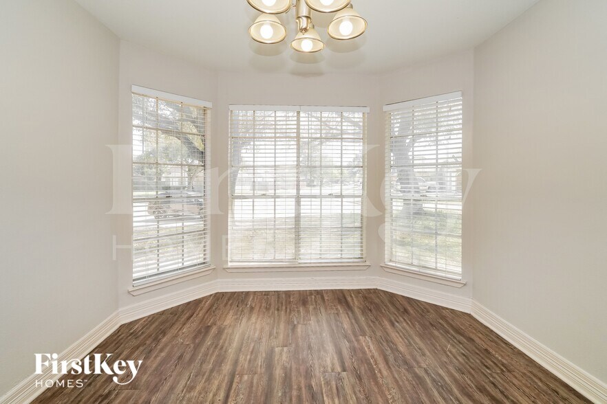 Building Photo - 21134 Western Valley Dr