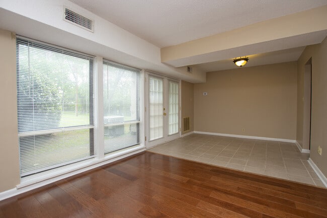 Building Photo - Two bedroom condo