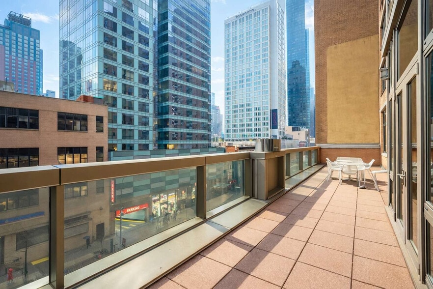 Building Photo - 350 W 43rd St