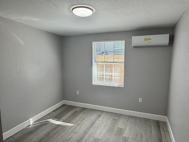 Building Photo - Fully Renovated and STUNNING 3 bedroom/1 bathroom home in Tampa!