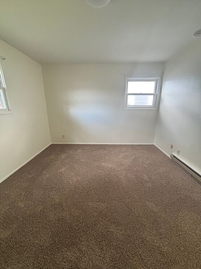 Building Photo - 3BR Home with Large Yard  Steps from Chenowith Elementary